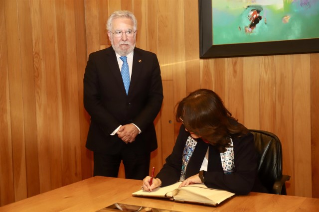A embaixadora de Túnez visita o Parlamento galego   